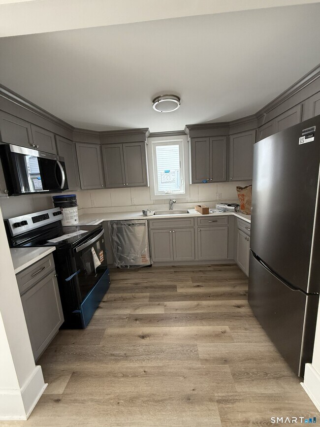 Building Photo - 1950 Main St