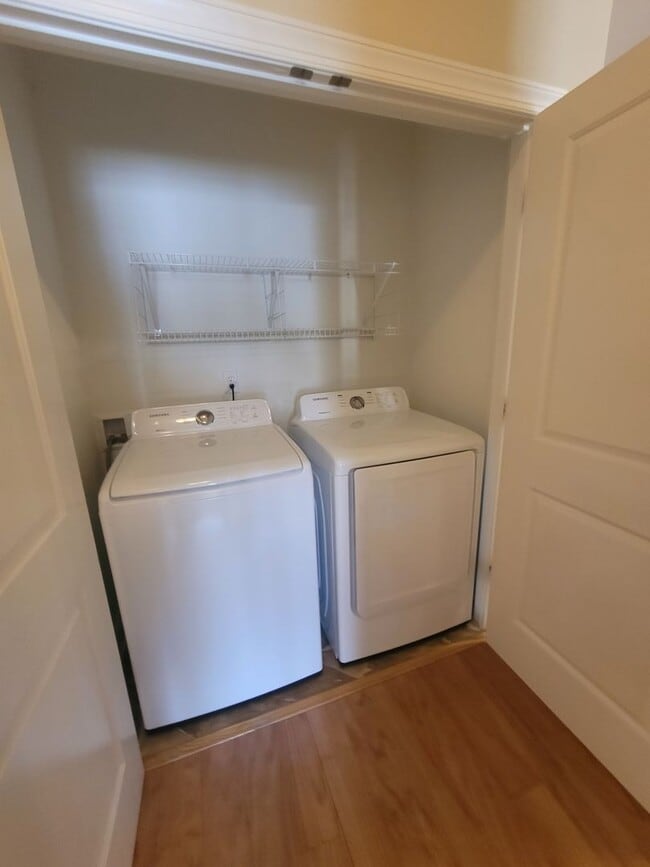 Building Photo - This 3 bedroom 2.5 bath brick townhouse with one car garage is located in Westgate Shoreline subd...