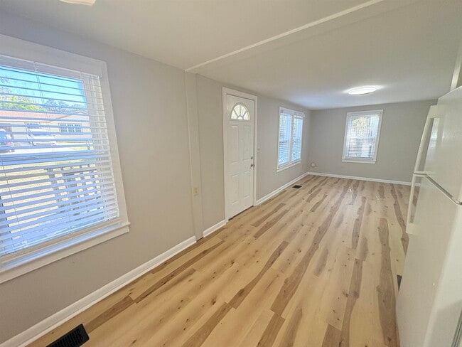 Building Photo - 1530 Live Oak Dr