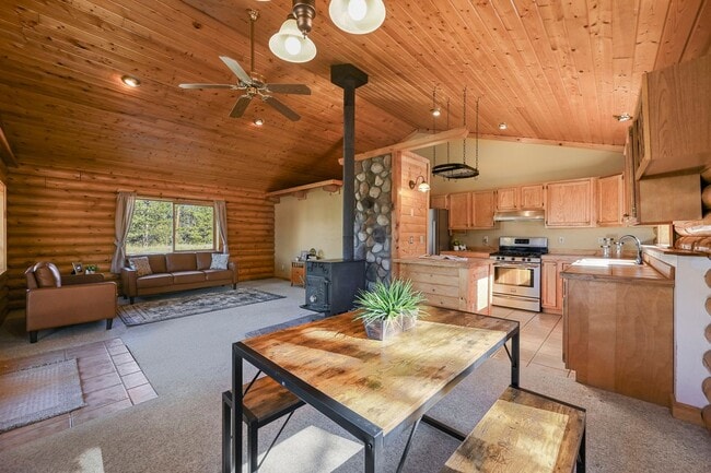 Building Photo - 3 bed 2 Bath Log Home on 2 Acres in Florissant