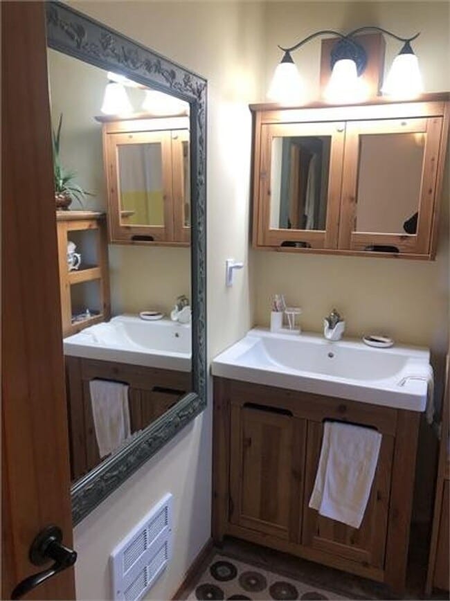 Building Photo - Location! Location! Your fully furnished Cairn Cottage is located in Coupeville! $200 MOVE IN CRE...