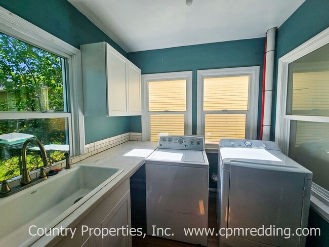 Building Photo - Available Now! Downtown 3-Bedroom with Old World Charm and Modern Amenities!