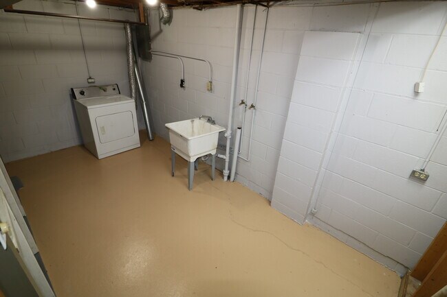 Building Photo - 1409 Thomas Dr
