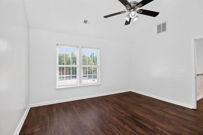 Building Photo - Spacious 4BD/2.5BA Home in Winding Creek!