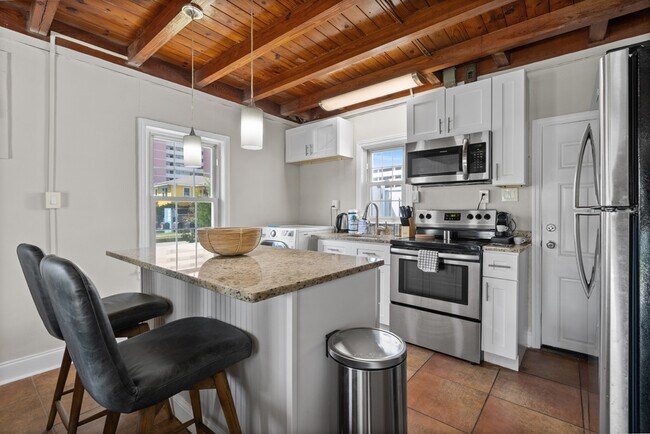 Equipped Kitchen with Kettle & Coffee Machine with Pods - 2702 Perrin Dr