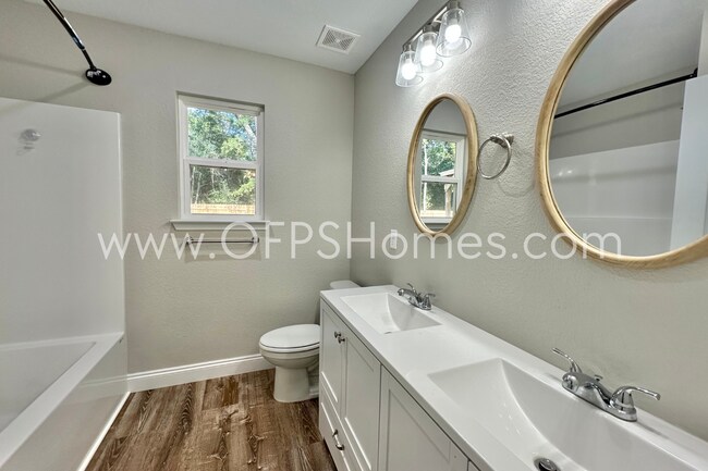 Building Photo - AVAILABLE NOW! 3/2 in Milton!