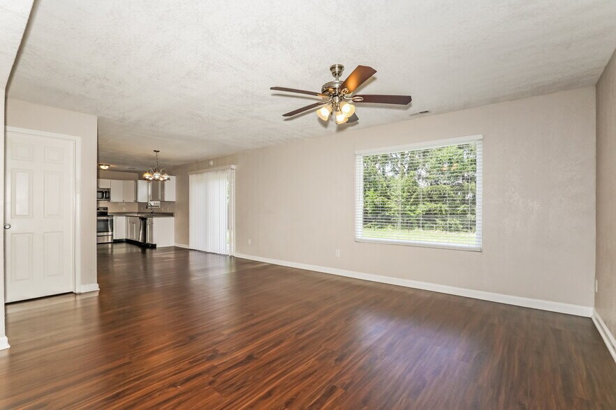 Building Photo - 304 E Pine Ridge Dr