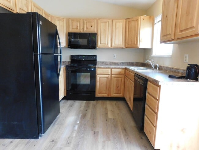 Building Photo - Tri-Level in Clifton COMING SOON!!!