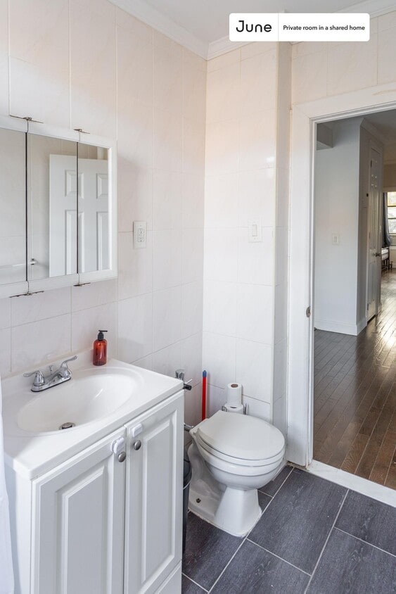 Building Photo - Private bedroom in 4 bed/1 bath Home