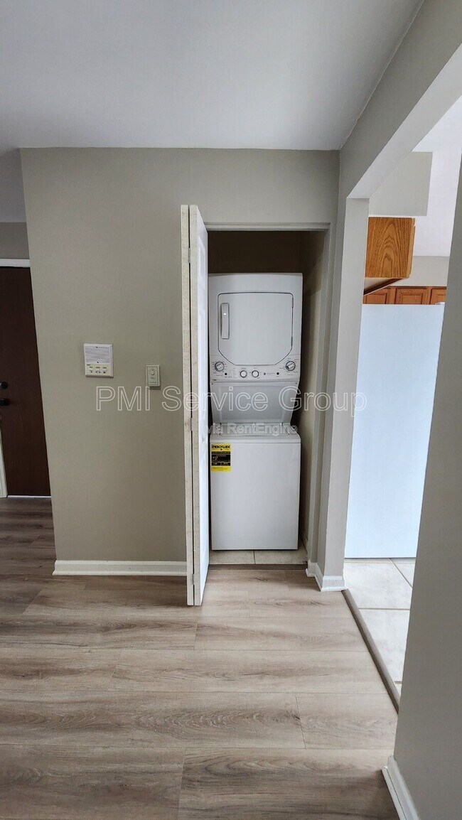 Building Photo - 400 Echo Ln