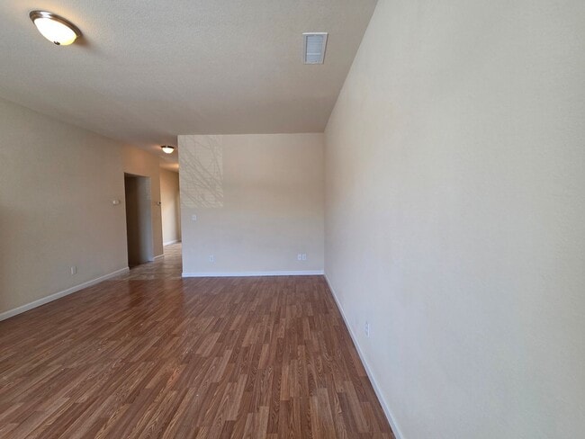 Building Photo - 2 Bedroom 2.5 Bath Close to UNR!