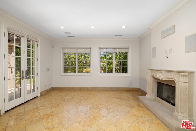 Building Photo - 314 N Palm Dr