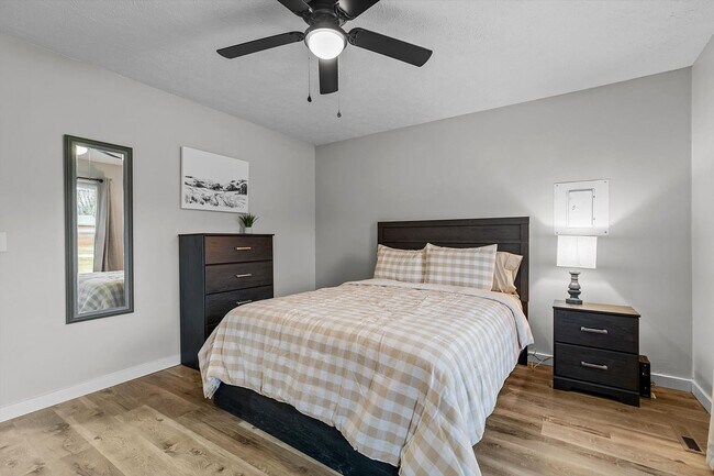 Building Photo - Great furnished month to month rental near...