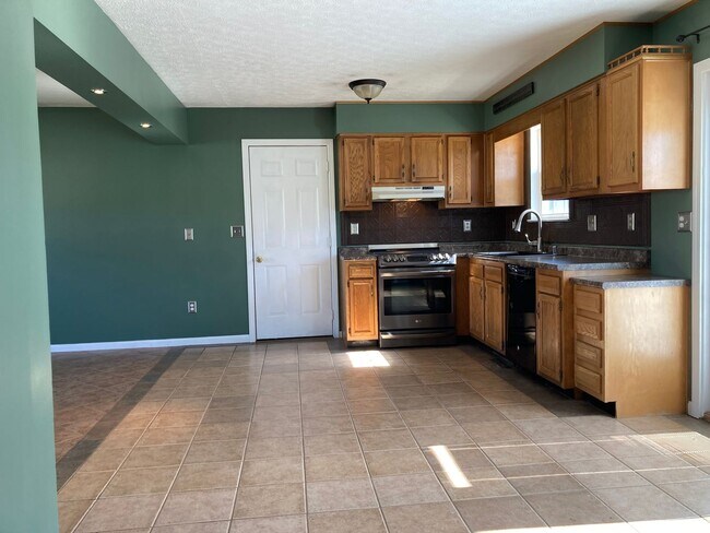 Building Photo - **Backyard offers Country Setting in City ...