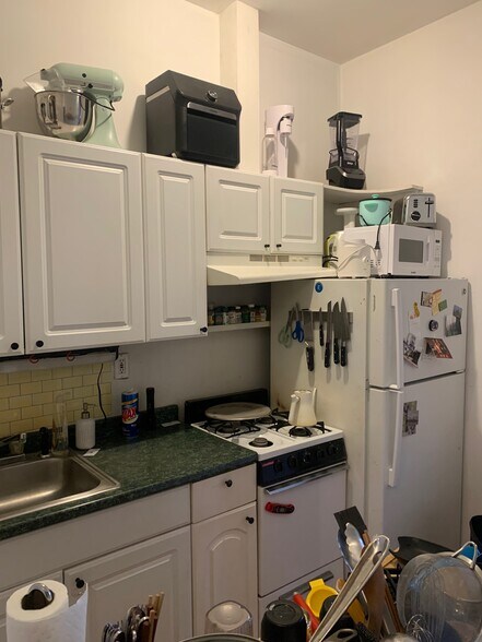 Building Photo - 802 Grand St