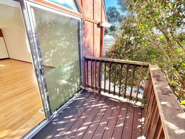Building Photo - Bernal Heights 2Br House with Skylights, V...