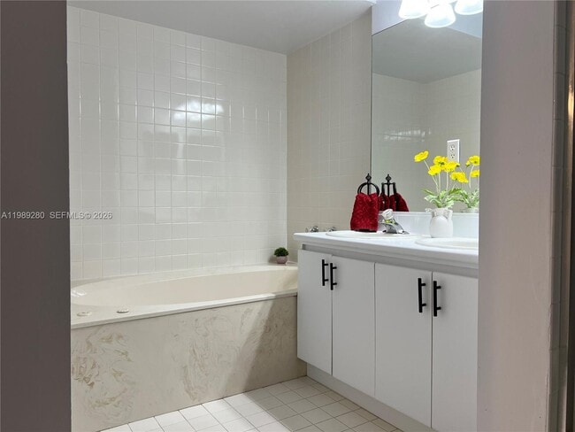 Building Photo - 543 Racquet Club Rd