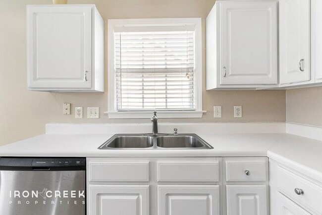 Building Photo - 89 Running Briar Rd