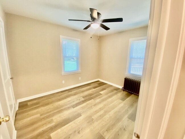 Building Photo - SPACIOUS 4 BED/2 BATH HOUSE-Luxury Vinyl F...