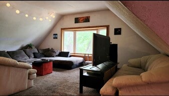 HUGE LIVING ROOM - 1008 26th Ave SE