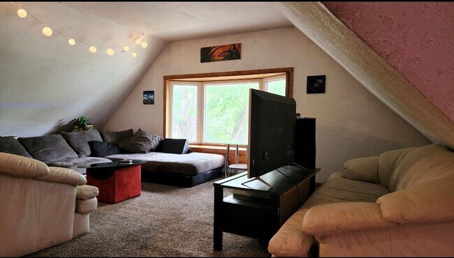 HUGE LIVING ROOM - 1008 26th Ave SE