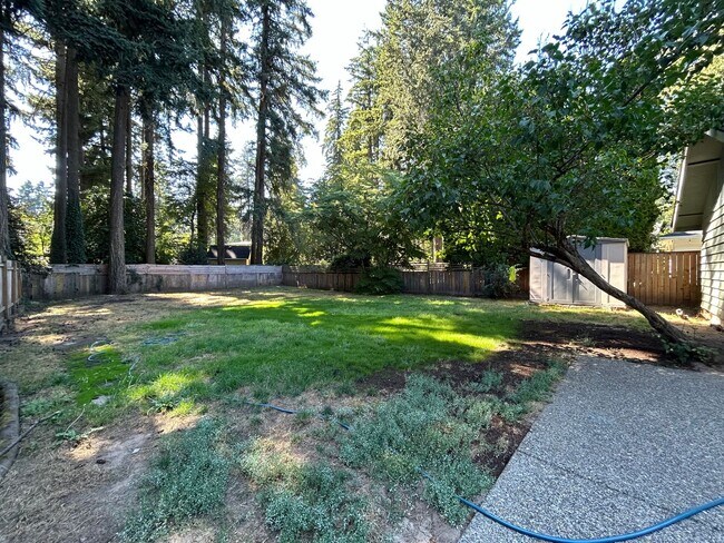 Building Photo - Spacious 3 Bed, 1.0 Bath House - Fully Fen...