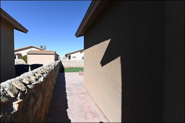 Building Photo - 14365 Valley Light Ct