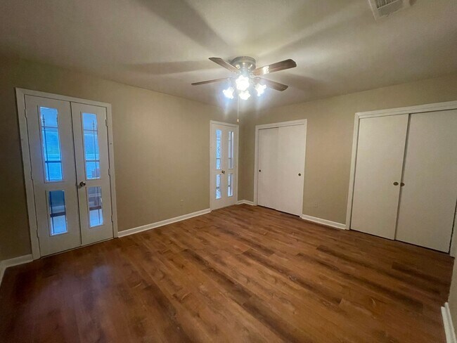 Building Photo - Country Feel In The City! A Must See!