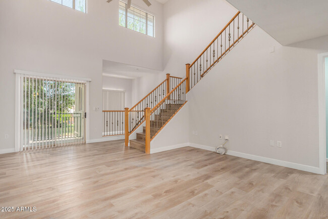 Building Photo - 815 E Rose Ln