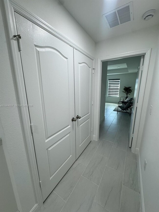 Building Photo - 649 N Lincoln St