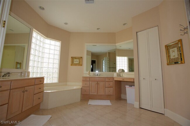 Building Photo - 15653 Glenisle Way