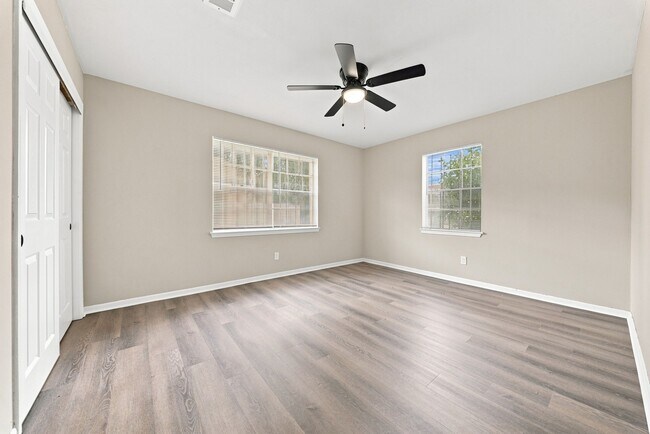 Building Photo - 5806 Clarewood Dr