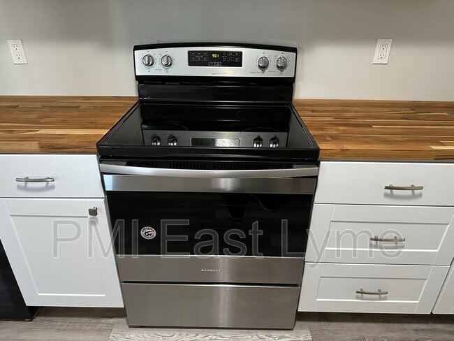 Building Photo - 292 Pequot Ave