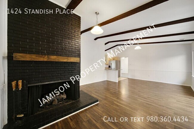 Building Photo - 1424 Standish Pl