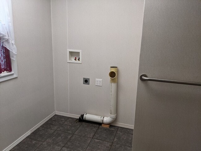 Building Photo - 3 Bedroom 2 Bath Orchards House