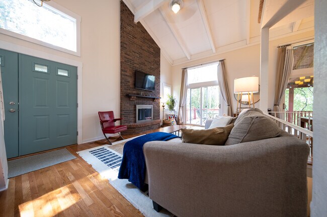 Building Photo - 3477 Pilgrim Ln N