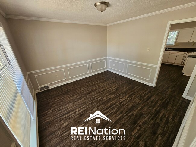 Building Photo - HUGE 4BR/2.5BA MEMPHIS HOME! | Vinyl Plank & Brick Fireplace | Fenced Yard!