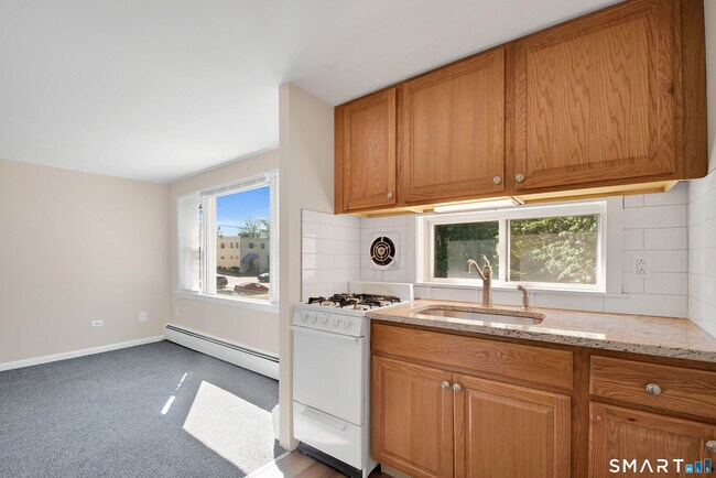 Building Photo - 353 Main St