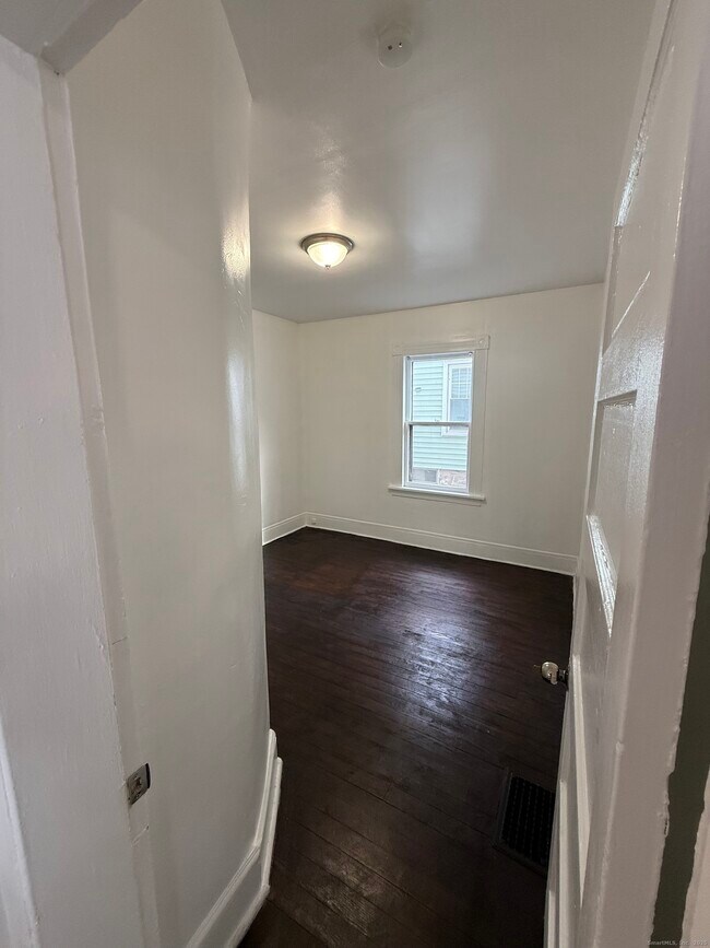 Building Photo - 174 Brentwood Ave