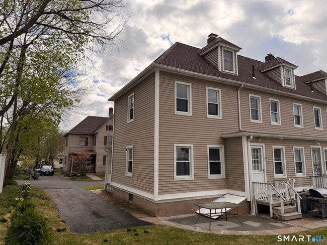 Building Photo - 10 Short St