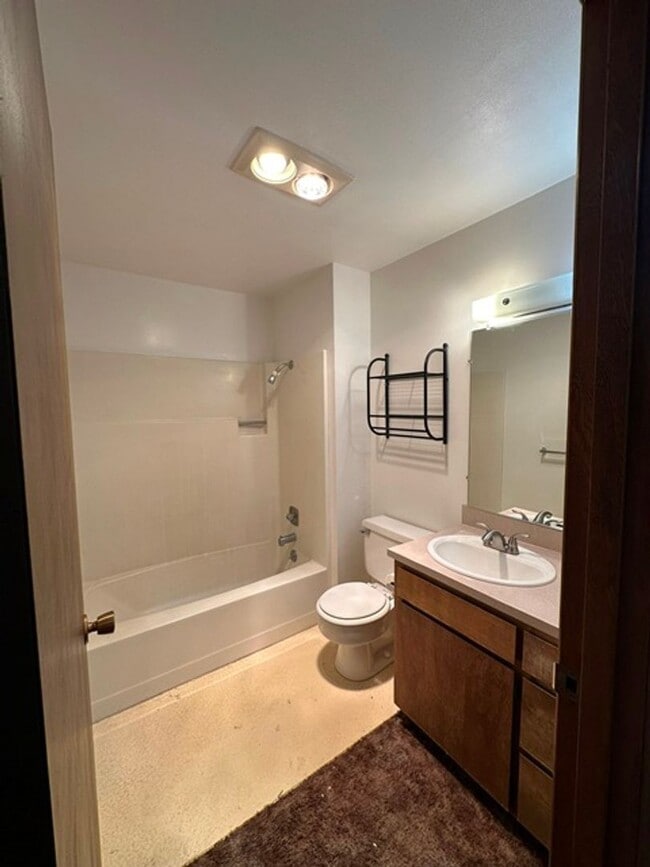 Building Photo - 2 Bedroom, 1 1/2 bath Townhome