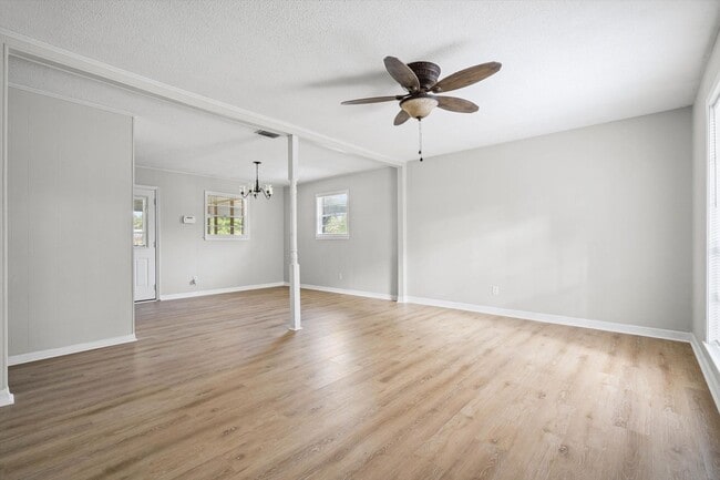 Building Photo - JUST LISTED!