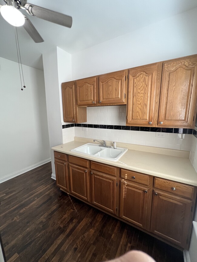 kitchen - 5524 N Mont Clare Ave