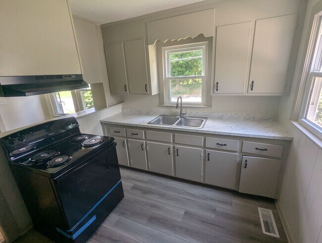 Building Photo - Remodeled 2 Bed 1 Bath Home Convenient Location