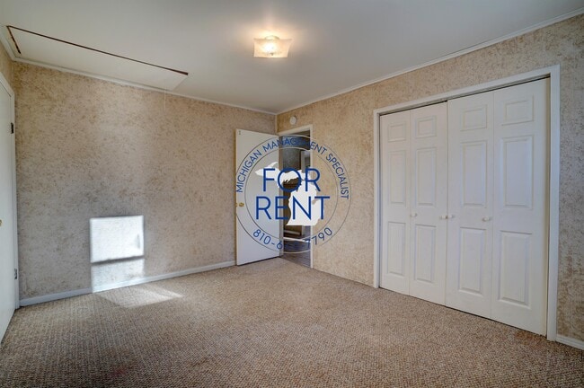 Building Photo - 1327 E Hurd Rd
