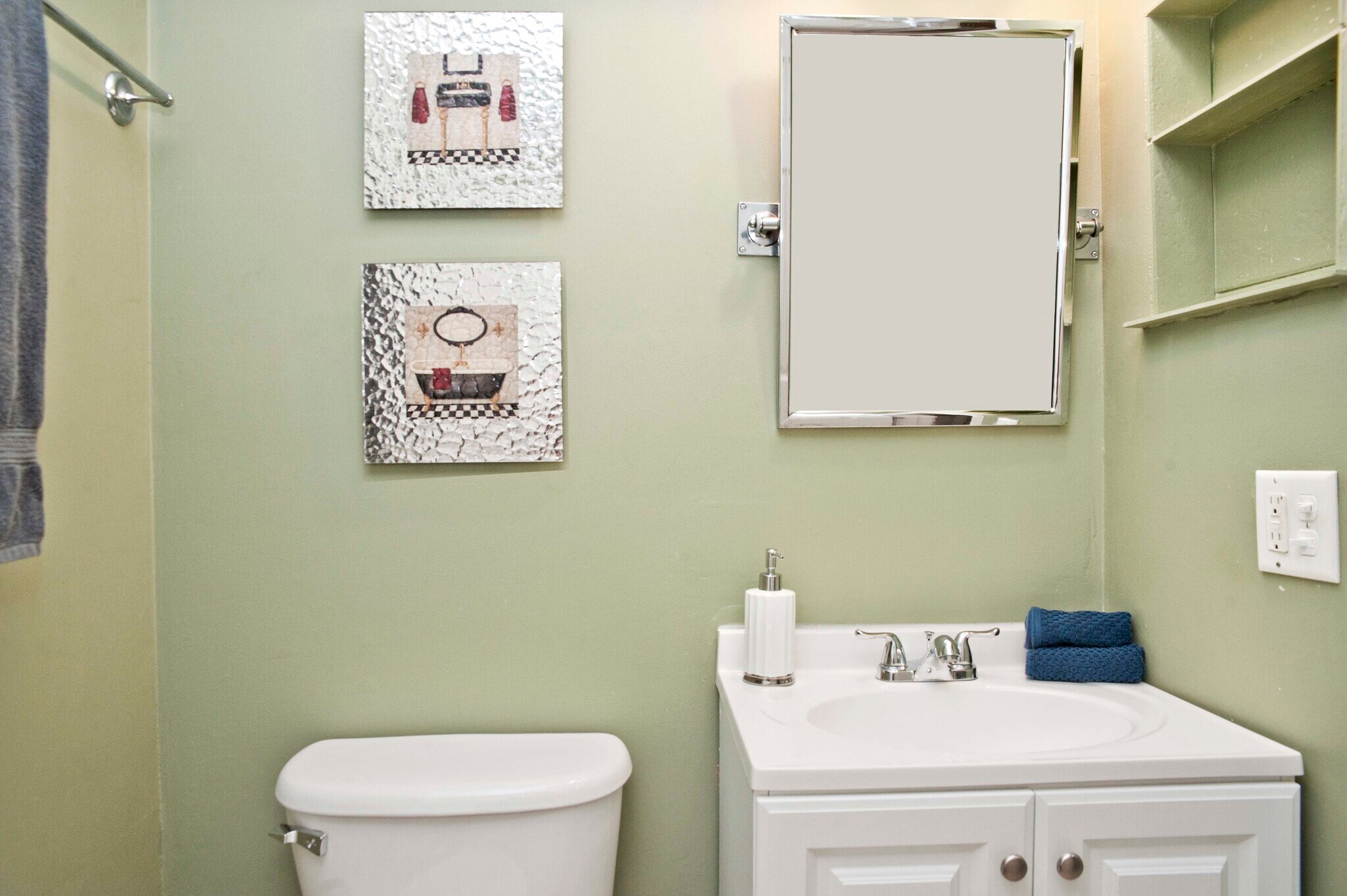 Guest Bath - 458 SE Doat St