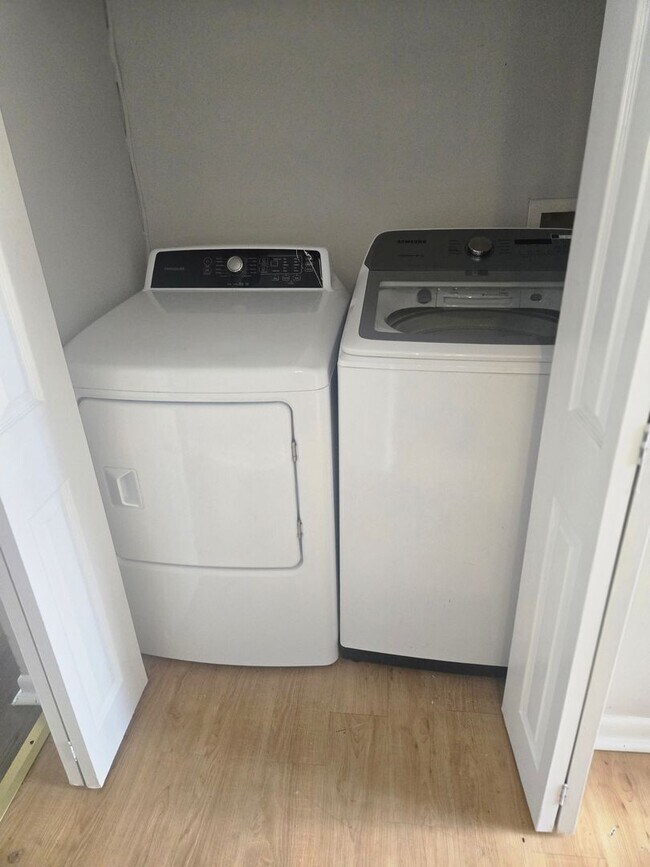 Building Photo - 2 BEDROOM 1 BATHROOM CONDOMINIUM IN OAK BR...