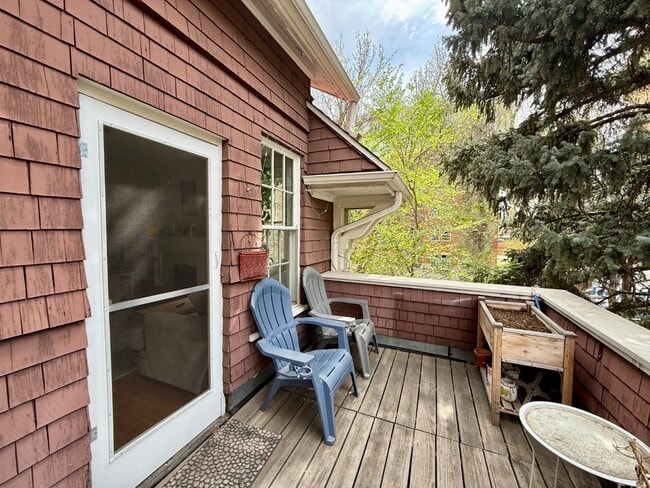 Building Photo - 1 bedroom apartment with private balcony!