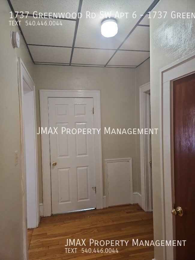 Building Photo - This property has a no security deposit op...