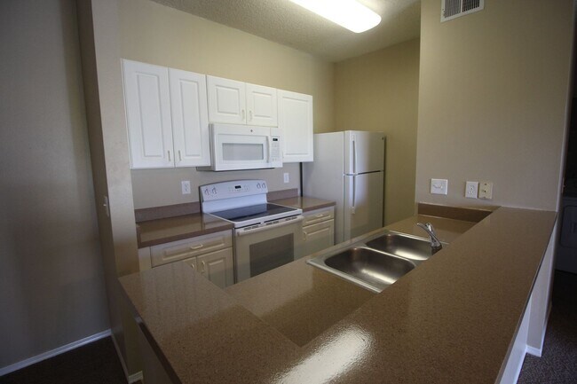 Building Photo - HALF OFF 1ST MONTHS RENT! The Landings 3rd...